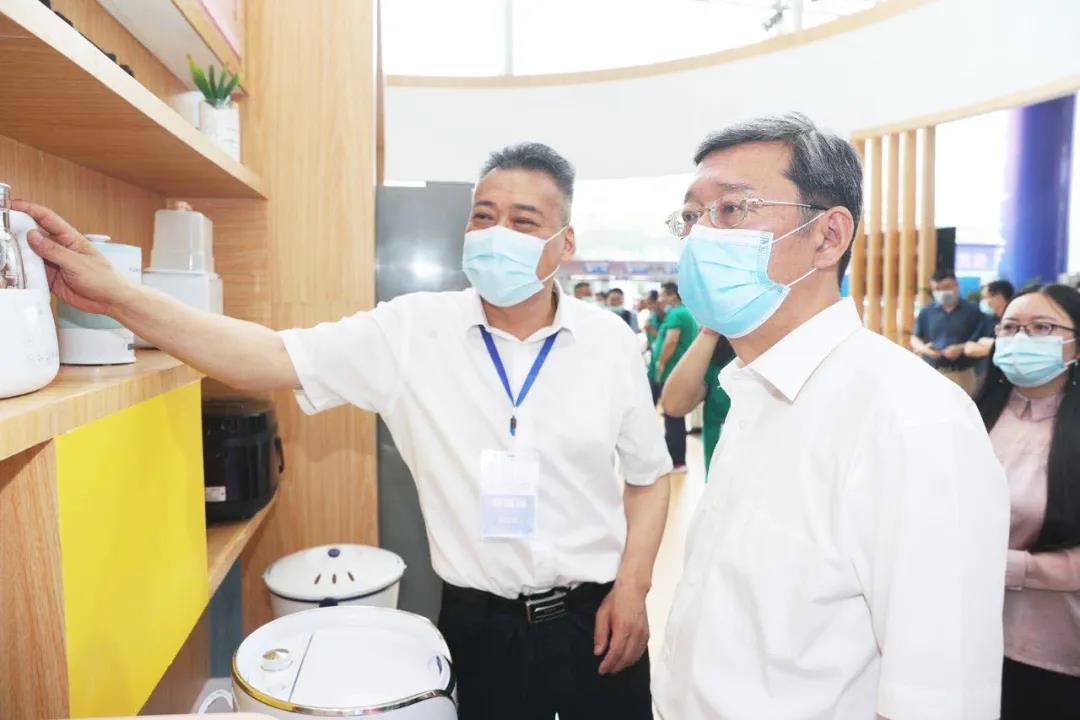 孙斌副市长关心小鸭发展，专程莅临小鸭展厅指导工作！
